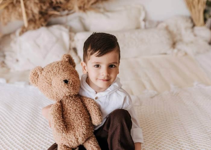 nino abrazando su osito de peluche